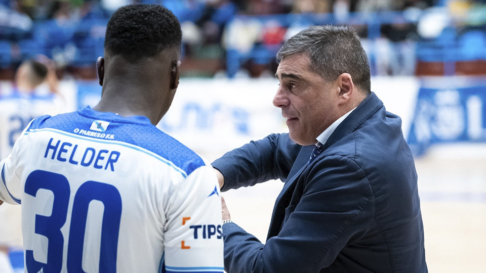 Óscar Vigo, entrenador del O Parrulo Ferrol, da instrucciones a Hélder