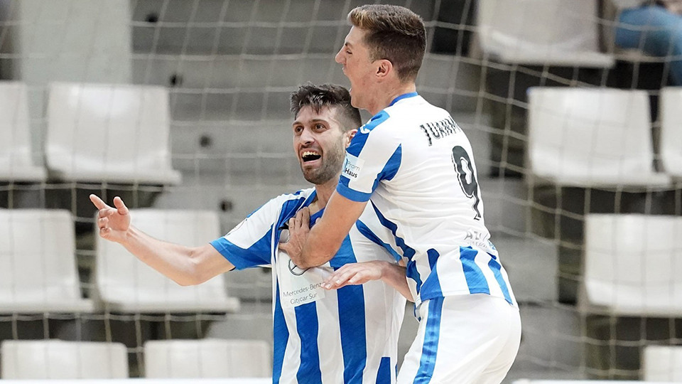 Chicho y Juanma, jugadores del CD Leganés, celebran un gol.