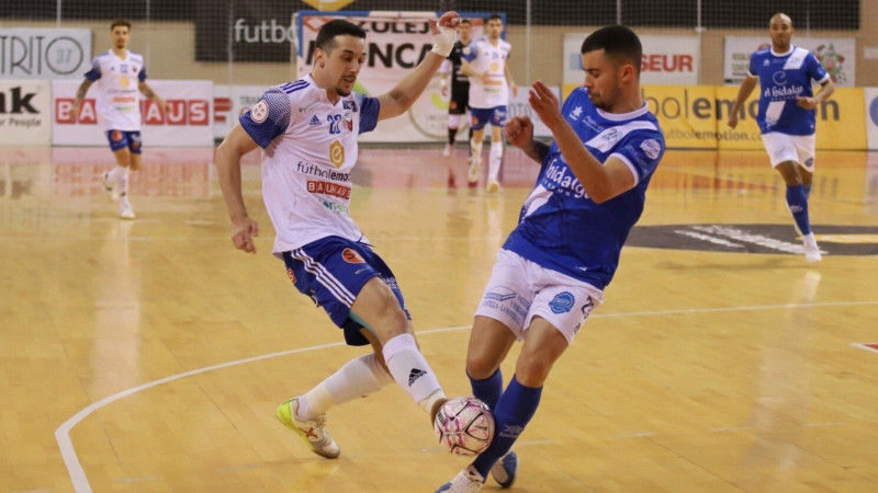 Piqueras, del Fútbol Emotion Zaragoza, y Humberto, del Manzanares FS Quesos El Hidalgo, disputan un balón dividido