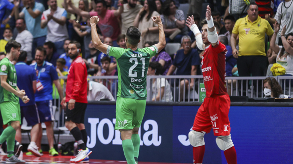 Óscar y Cone, jugadores del BeSoccer CD UMA Antequera, celebran un gol (Fotografía: iso100photopress)