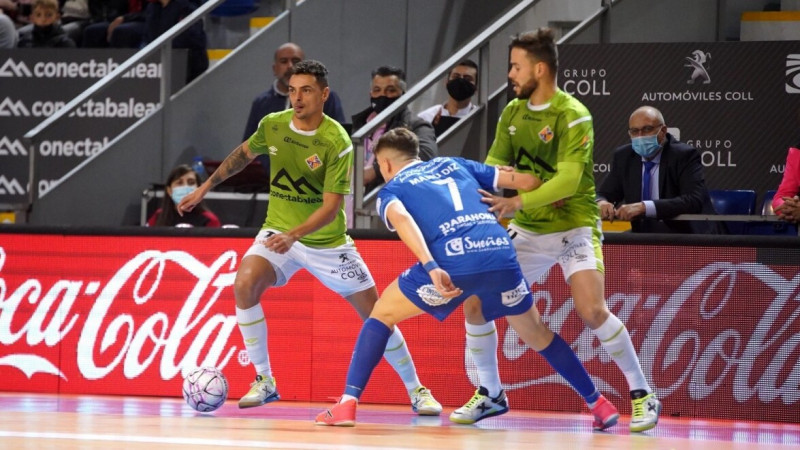 Mancuso, del Palma Futsal, busca opción de pase ante Manu Diz, del Manzanares FS Quesos El Hidalgo