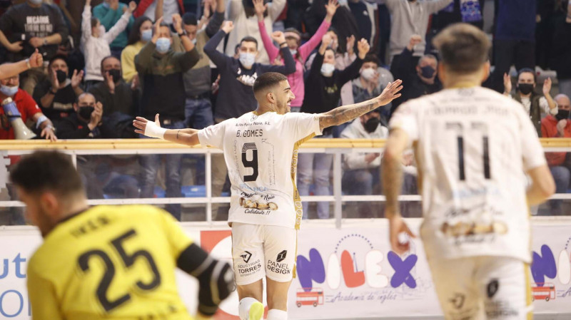 Bruno Gomes festeja un gol ante la afición del Noia Portus Apostoli