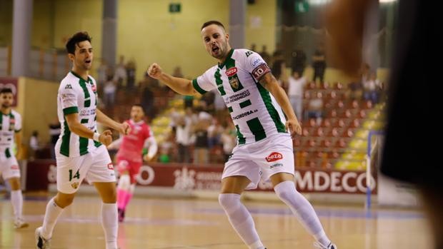 Manu Leal, jugador del Córdoba Patrimonio de la Humanidad, celebra un gol.