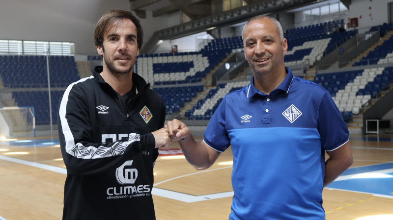 Carlos Barrón y Antonio Vadillo, del Palma Futsal, posan sobre el parqué de Son Moix