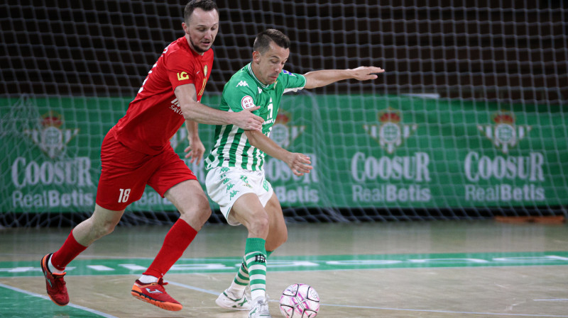 Lin, del Real Betis Futsal, protege la pelota de Tomas Drahovsky, de Industrias Santa Coloma