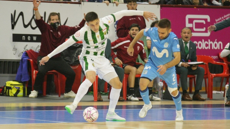 Álex Viana, del Córdoba Patrimonio, recorta ante Cecilio, del Inter FS