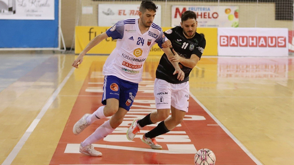 Adri Ortego, de Fútbol Emotion Zaragoza, lucha por el balón con Ivi, de Viña Albali Valdepeñas.