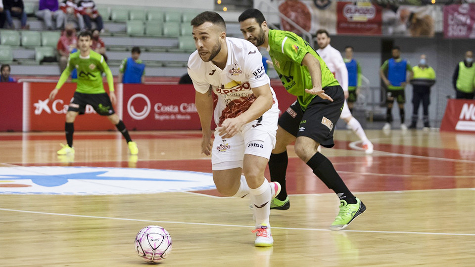 Rafa Santos, de ElPozo Murcia Costa Cálida, conduce el balón ante Tomaz, del Palma Futsal (Fotografía: Pascu Méndez)