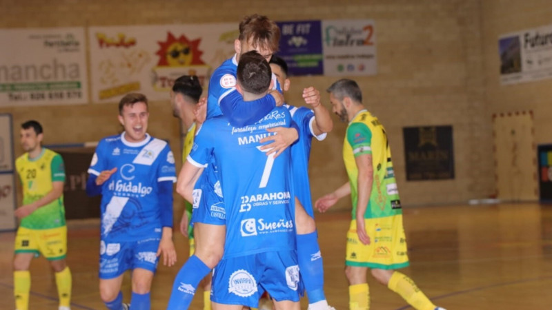 Los jugadores del Manzanares FS Quesos El Hidalgo se abrazan tras marcar un gol