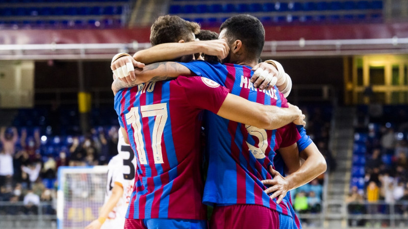 Los jugadores del Barça hacen piña tras un gol