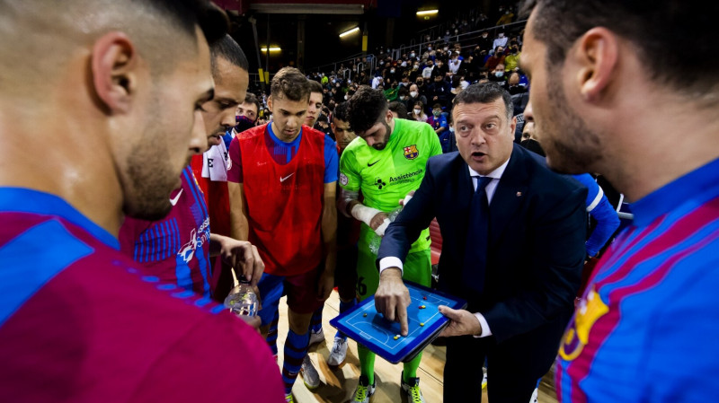 Jesús Velasco da indicaciones a la plantilla del Barça
