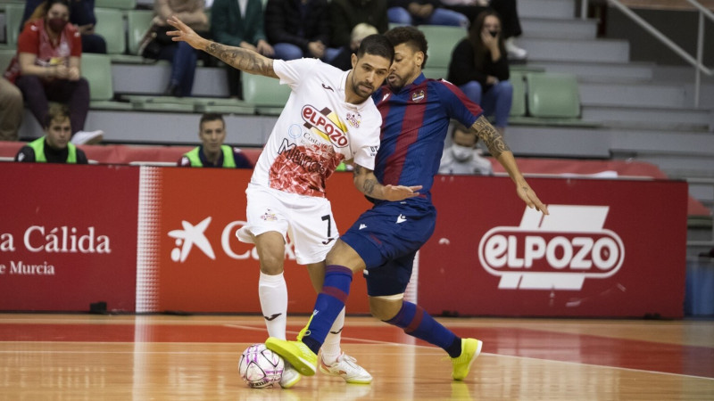 Felipe Valerio, de ElPozo Murcia Costa Cálida, intenta sortear a Araça, del Levante UD FS