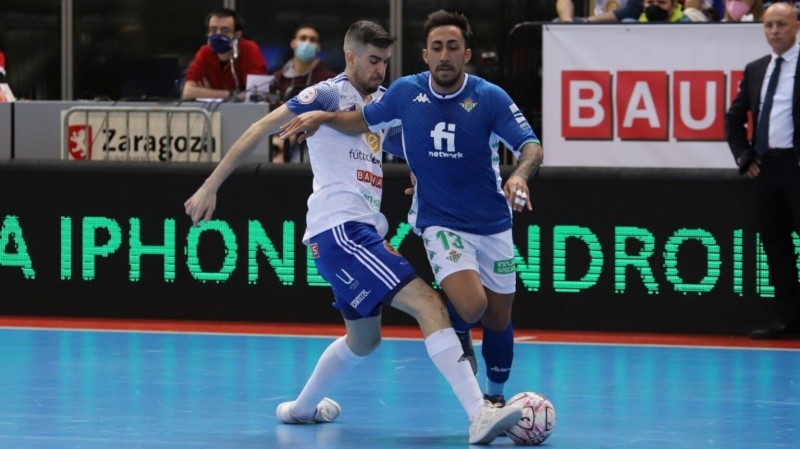 Adri Ortego, del Fútbol Emotion Zaragoza, intenta quitarle la pelota a Joselito, del Real Betis Futsal