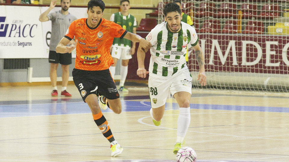 Lucas Perín, del Córdoba Patrimonio, ante Anás, del Ribera Navarra FS