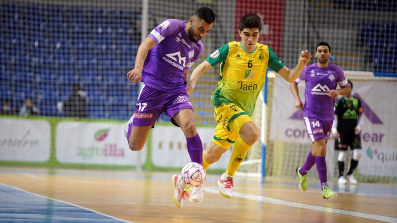 Diego Nunes, del Palma Futsal, se mide en carrera a Antonio, del Jaén FS