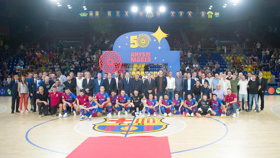 Javier Lozano posó junto a jugadores, entrenadores y directivos históricos del FC Barcelona.