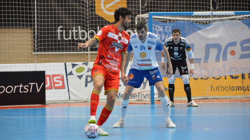 Lucao, del Jimbee Cartagena, protege la pelota de Adri Ortego, del Fútbol Emotion Zaragoza (Foto: Pedro Luis Serrano)