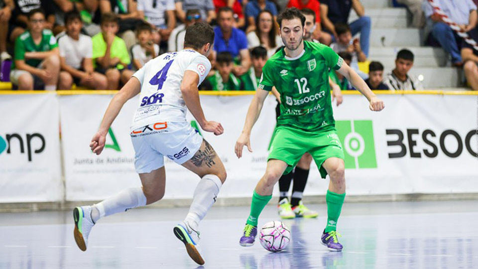 Cobarro, de BeSoccer CD UMA Antequera, con el balón.