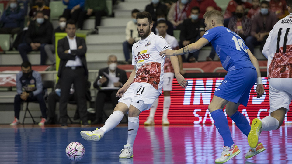 Gadeia, de ElPozo Murcia Costa Cálida, realiza un pase.