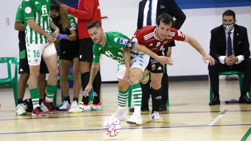 Rubén Cornejo, del Real Betis Futsal, y Richi Felipe, del Fútbol Emotion Zaragoza, pugnan por una pelota
