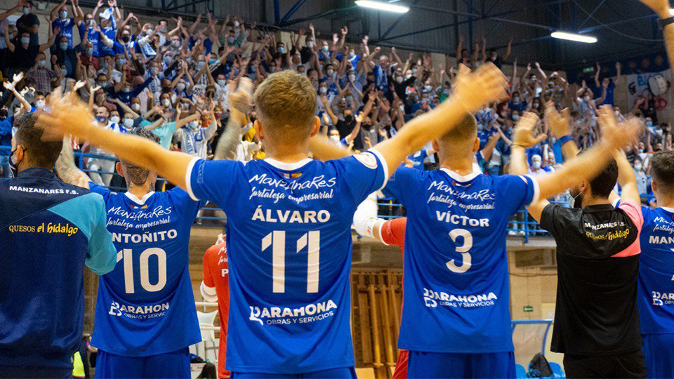 Los jugadores del Manzanares FS Quesos El Hidalgo celebran junto a su afición