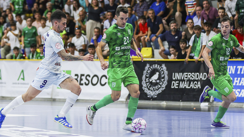 Óscar, del BeSoccer CD UMA Antequera, conduce el balón (Fotografía: iso100photopress)