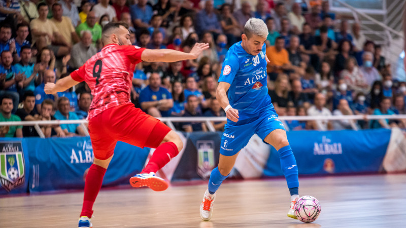 Gabriel Ribeiro, de Viña Albali Valdepeñas, encara a Rafa Santos, de ElPozo Murcia Costa Cálida