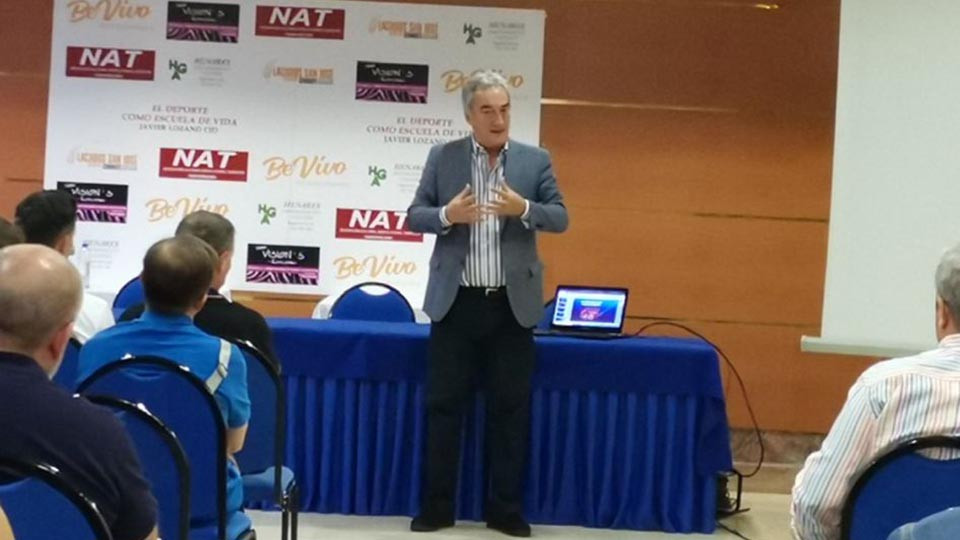Javier Lozano, durante la conferencia par la Asociación Cultural Nuevo Ateneo.