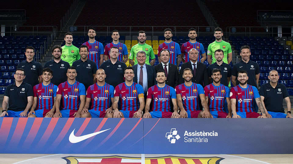 Joan Laporta, presidente del FC Barcelona, posa con la plantilla.