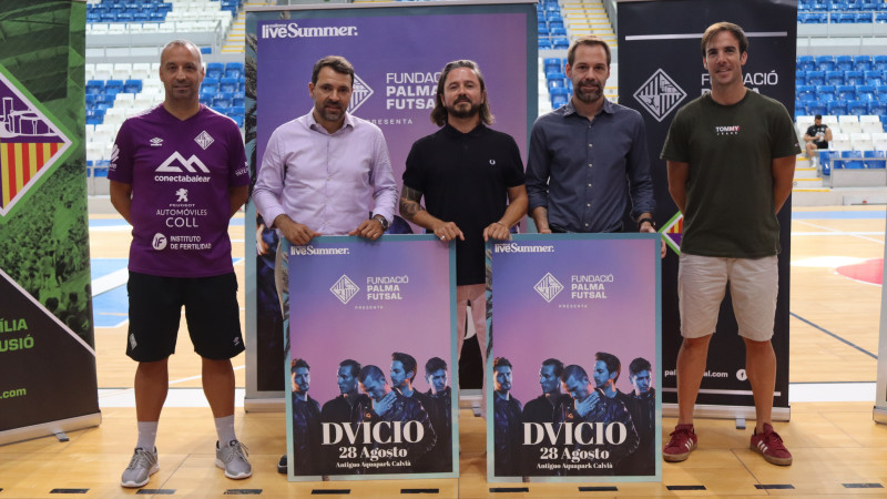 Antonio Vadillo, José Tirado, Álvaro Martínez, Francisco Ducrós y Carlos Barrón posan con el cartel del concierto de Dvicio