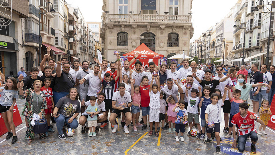 Los jugadores de Jimbee Cartagena posan con la afición en el centro de la ciudad.