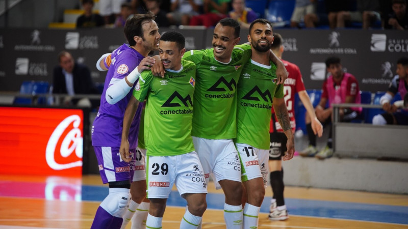 Los jugadores del Palma Futsal se abrazan tras un gol