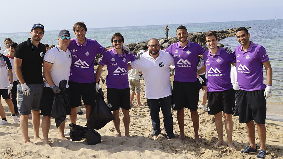 Varios jugadores de Palma Futsal colaboran en la recogida de residuos en las playas de Palma