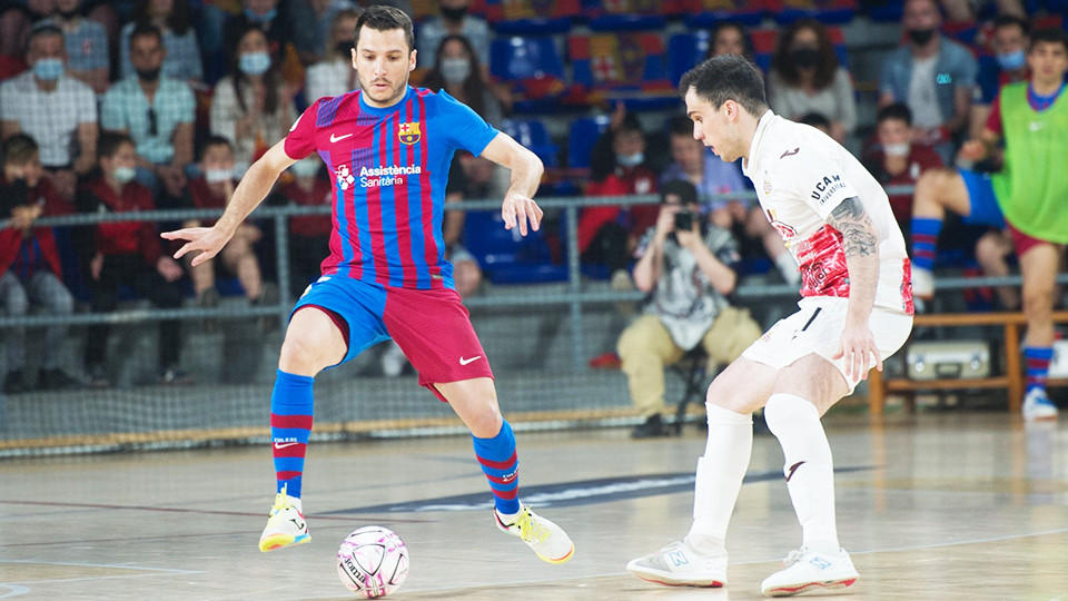 Dyego, del Barça, controla el balón ante Mati Rosa, de ElPozo Murcia Costa Cálida (Fotografía: Ernesto Arandilla)