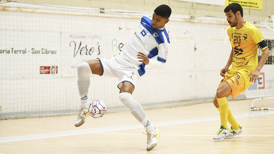 Pedro Yrigoyen, de O Parrulo Ferrol, controla el balón (Fotografía: Ismael Miján / MijanPhoto)