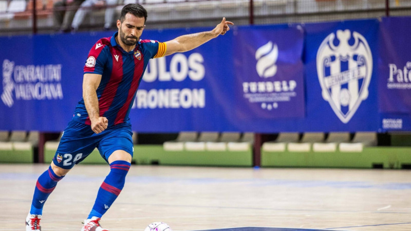 Pedro Toro, del Levante UD FS, se prepara para golpear el balón