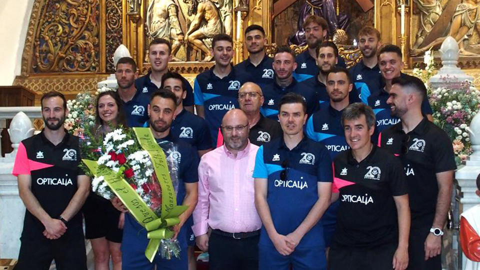 La plantilla de Manzanares Quesos El Hidalgo realiza la ofrenda floral al patrón de la localidad.