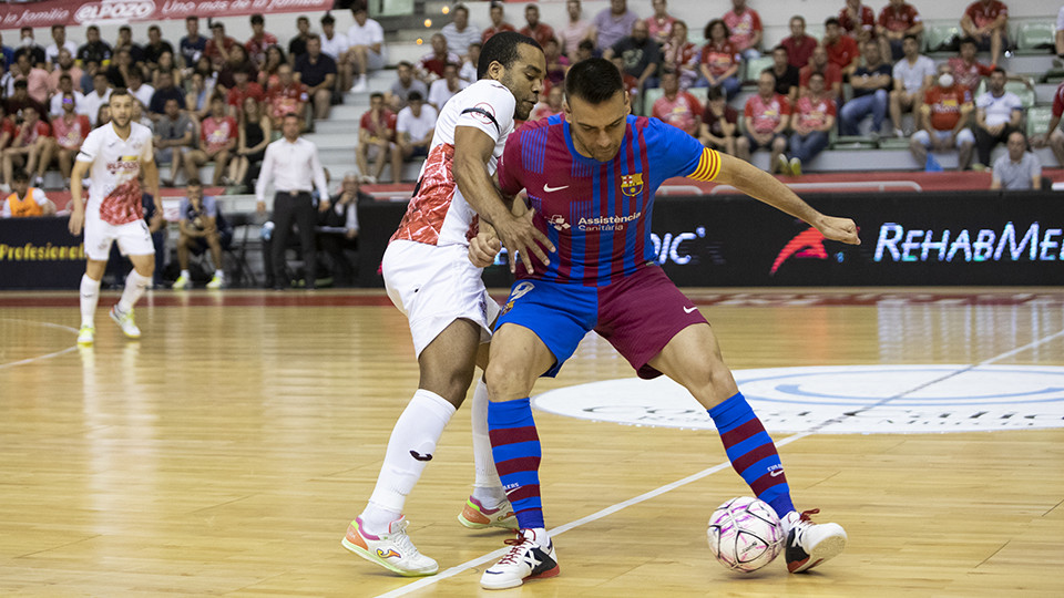 Sergio Lozano, del Barça, protege el balón ante Leo Santana, de ElPozo Murcia Costa Cálida.