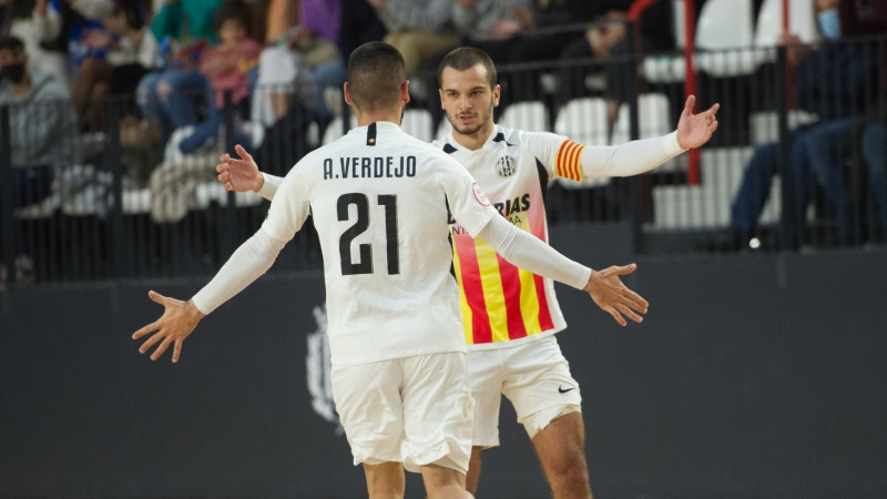Álex Verdejo y David Álvarez se felicitan tras un gol de Industrias Santa Coloma