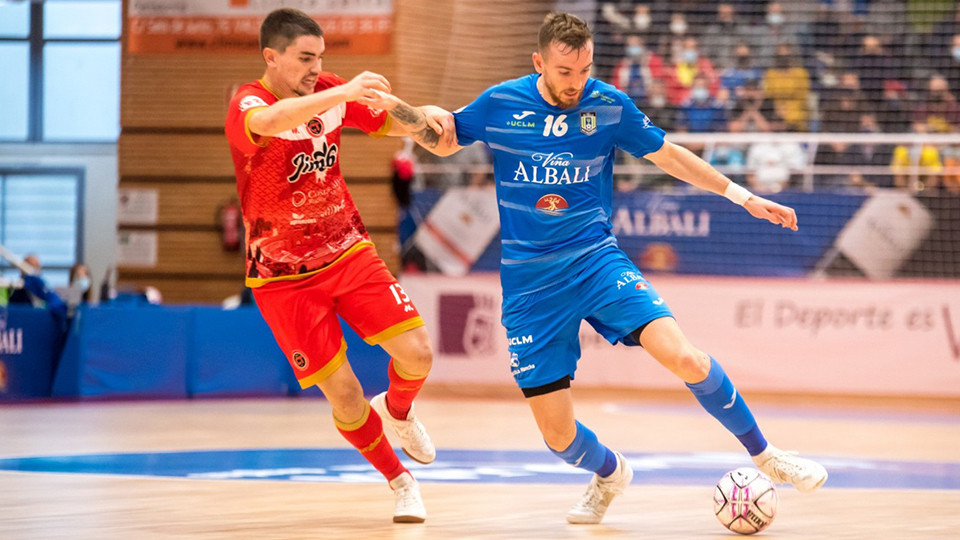 Sergio González, de Viña Albali Valdepeñas, con el balón ante Mellado, de Jimbee Cartagena (Fotografía: ACP-FSV)