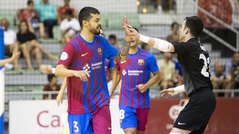 La plantilla del Barça felicita a Matheus tras marcar un gol