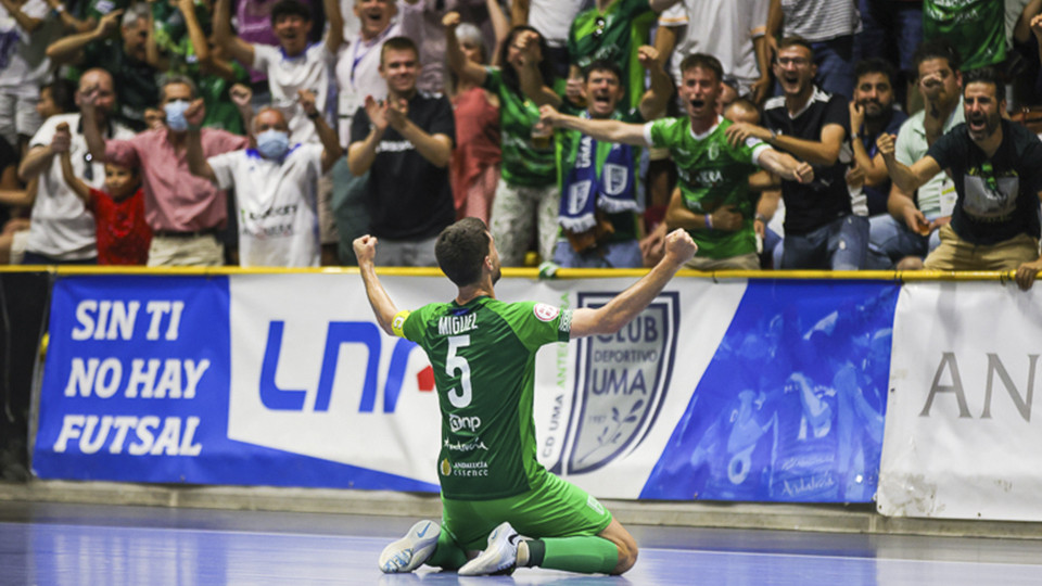 Miguel Conde, del BeSoccer CD UMA Antequera, celebra el Ascenso (Fotografía: iso100photopress)