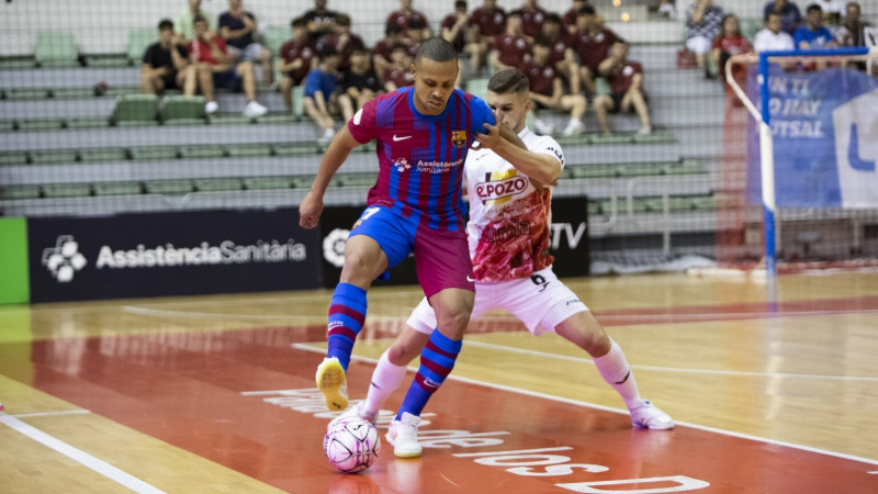 Ferrao, del Barça, pisa la pelota ante Alberto García, de ElPozo Murcia Costa Cálida