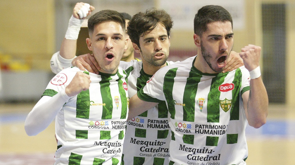 Lucas Perin y Álex Viana celebran un gol del Córdoba Patrimonio junto a Pablo del Moral.