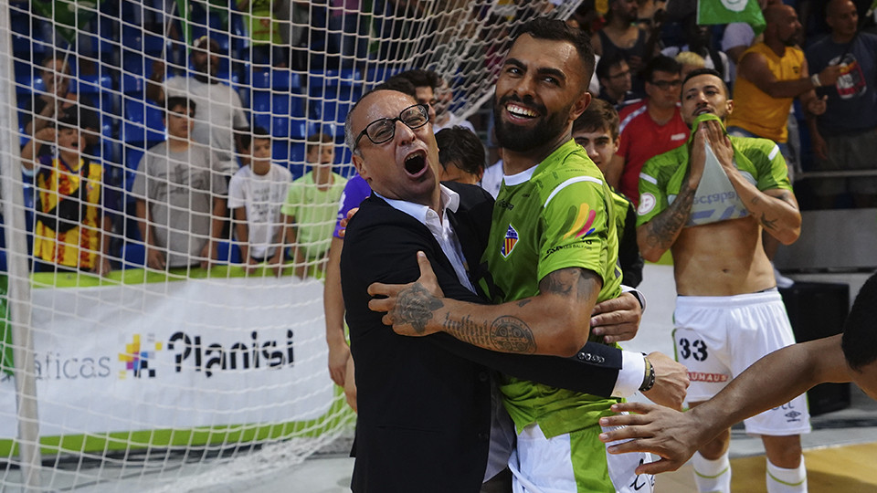 Diego Nunes y Vadillo celebran el pase de Palma Futsal a la Final del Play Off por el título