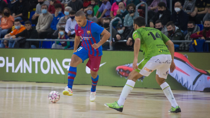 Ferrao, del Barça, encara a Tomaz, del Palma Futsal