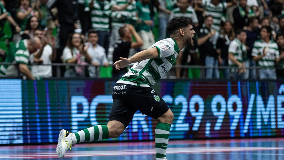 El pívot español Esteban celebra un gol con el Sporting de Portugal