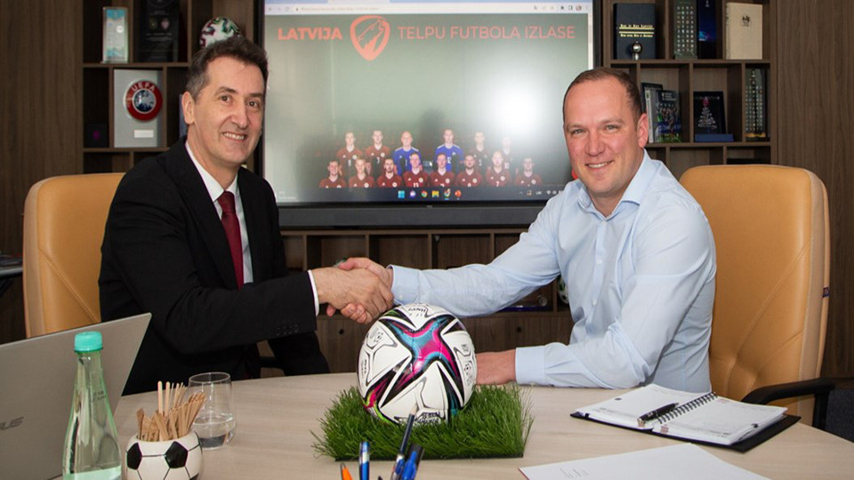 Vasko Vujovic, nuevo seleccionador de Letonia, con Vadim Lashenko, presidente de la Federación de Fútbol de Letonia (LFF)
