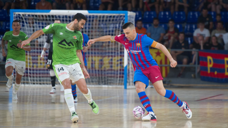 Sergio Lozano, del Barça, recorta a Tomaz, del Palma Futsal