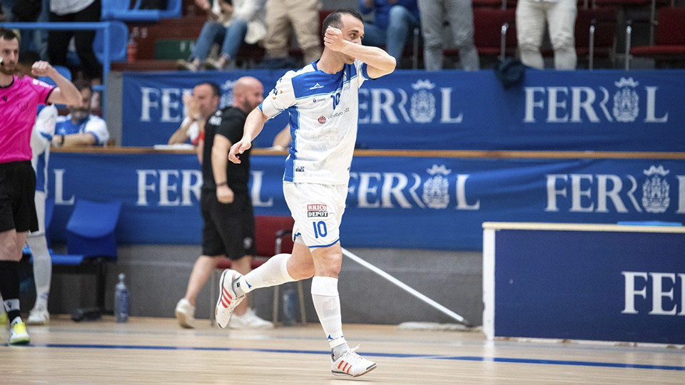 Adri, de O Parrulo Ferrol, celebra un gol (Fotografía: Ismael Miján / MijanPhoto)